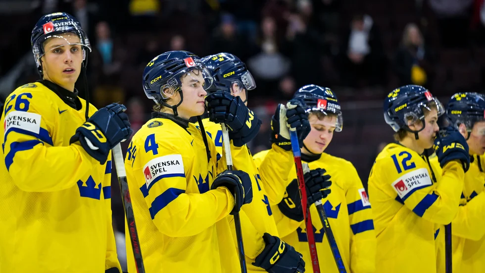 Axel Sandin-Pellikka (nummer 4) deppar med sina lagkamrater efter förlusten i bronsmatchen.