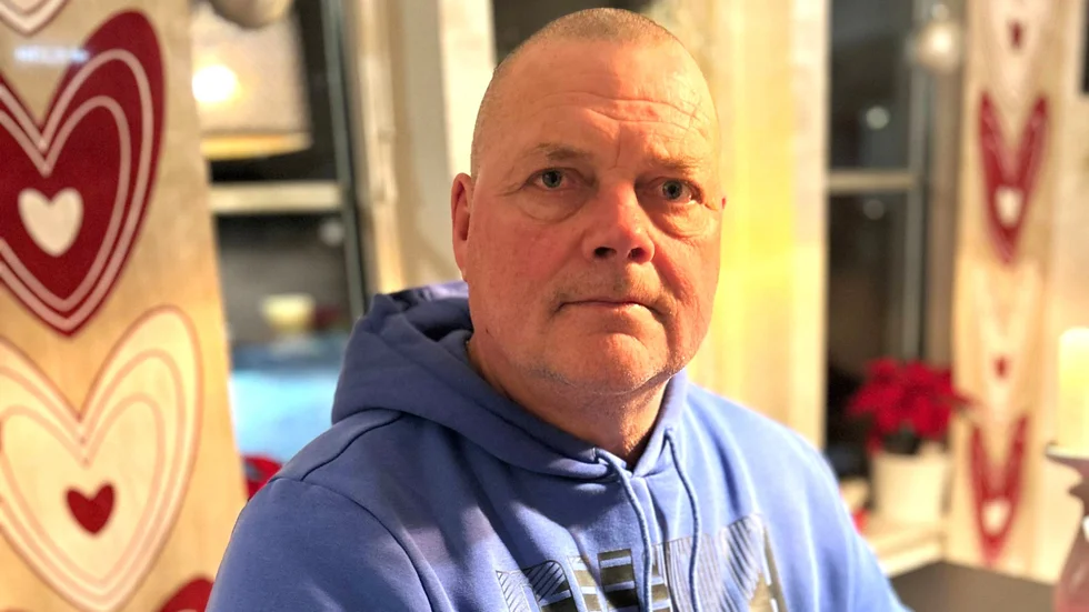 Även om allt verkar precis som vanligt kan inte Jocke Helgstrand se något alls med sitt högra öga.