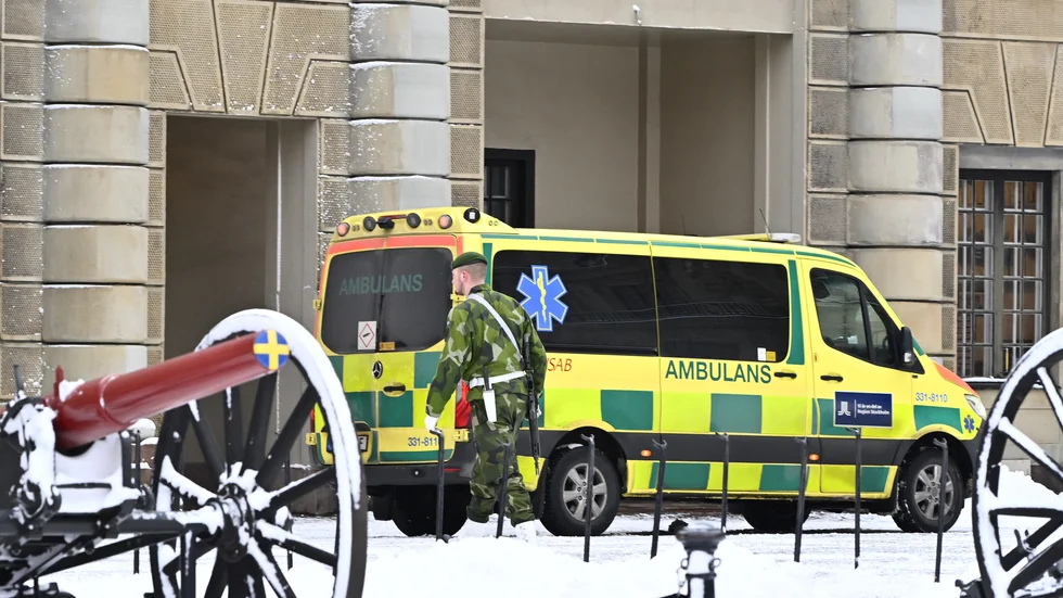 Ambulans var på plats vid Kungliga slottet i centrala Stockholm efter det att en soldat halkat och skadat sig allvarligt.