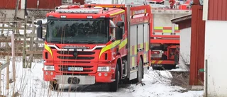 Började brinna i tvättstuga – fick bryta upp tak och väggar