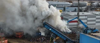Skrotcentralen 2021: Brand i en 10 meter hög stapel med bilar