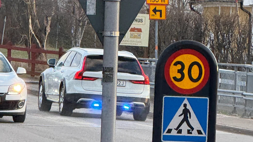Polisen ryckte ut till ett överfallslarm på en bank. Det visade sig att ett barn tryckt på knappen av misstag.