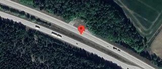 Stopp i ett körfält på grund av en stillastående personbil på E18