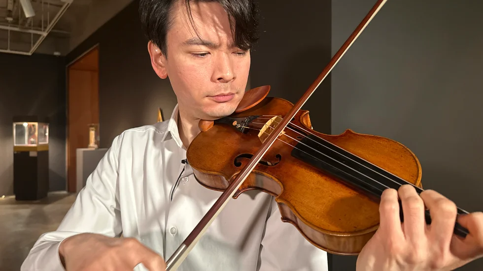 Violinisten Stefan Jackiw spelar på en Stradivarius som nu sålts på Sotheby's i New York.