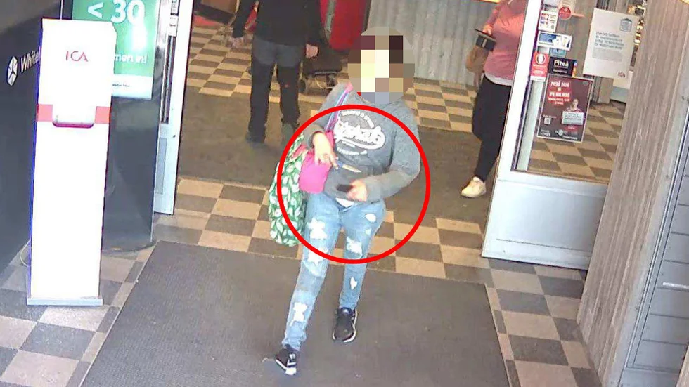 Kvinnan, som senare dömdes till ett år och sex månaders fängelse för knivrån, tog upp kniven och hotade en butiksanställd som konfronterade henne utanför butiken. Nu misstänks hon för inblandning i dubbelmordet i Piteå.