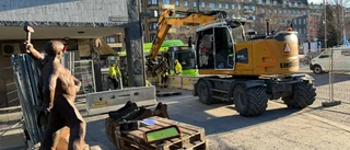 Här grävs gatan upp – mitt i centrum
