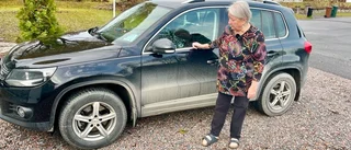 Ros-Marie kämpar i dammkaoset på 97:an – tvättar bilen varje dag