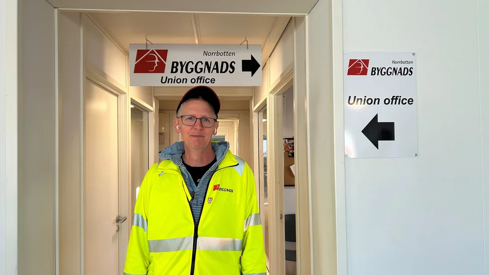 Lars Husberg, ombudsman hos Byggnads, har sitt kontor på Stegras område. "Det är unikt", säger han.