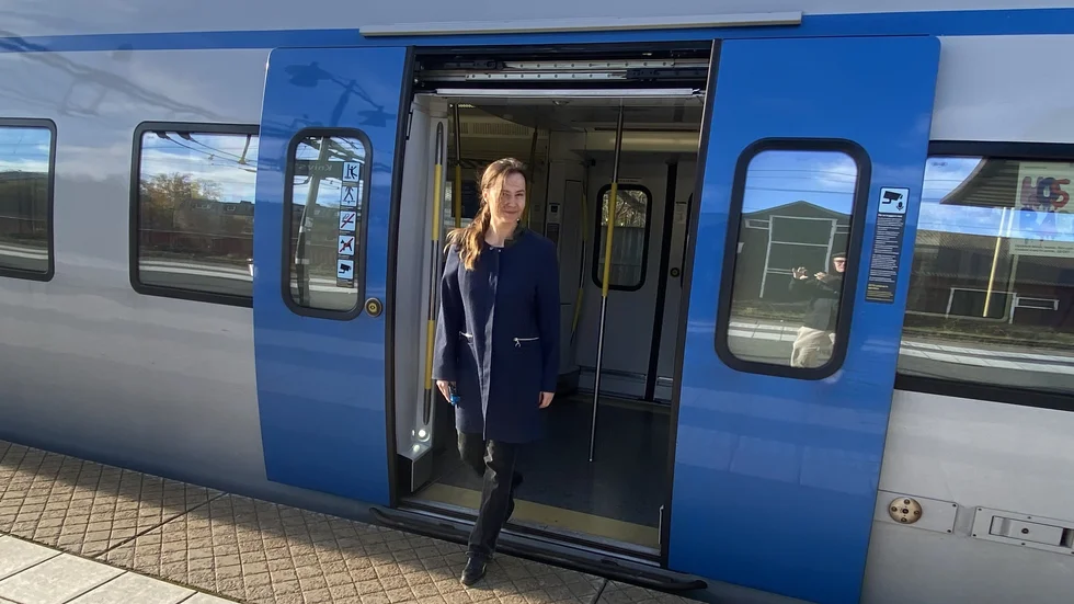 Mimmi Westerlund (KD) förklarar att det politiska styret i kommunen vill att de två nya tågspår som ska dras genom Knivsta som en del i fyrspårsavtalet dras under marken längs med de befintliga järnvägsspåren.