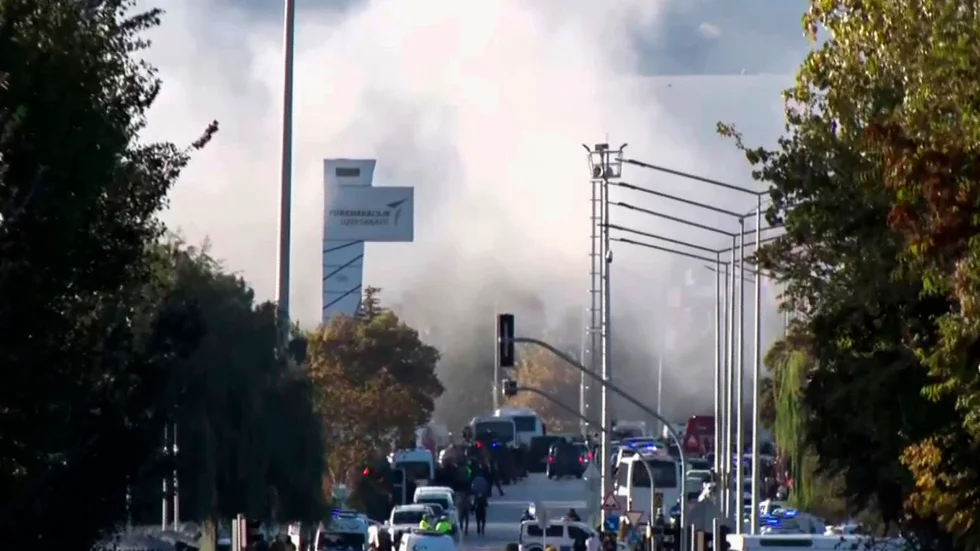 Rök sprider sig på det försvarsindustriområde utanför Ankara som attackerades.