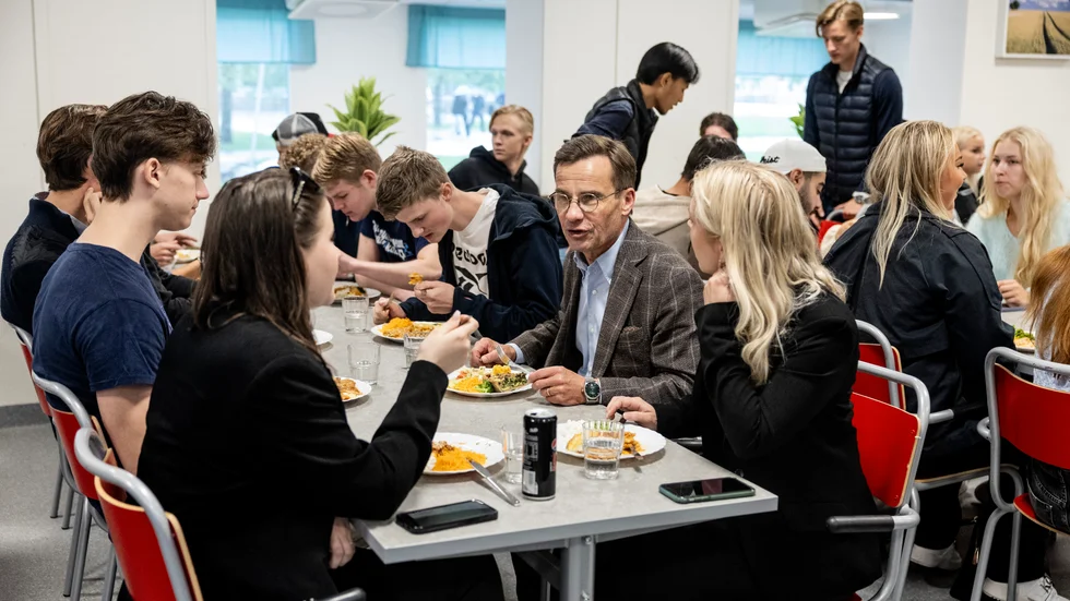Statsminister Ulf Kristersson (M) på besök hos Österåkers gymnasium.