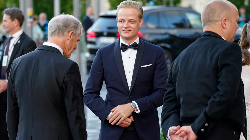 Marius Borg Høiby, son till norska kronprinsessan Mette-Marit, grips för tredje gången. Tidigare för misshandel mot flickvän och nu för våldtäkt.