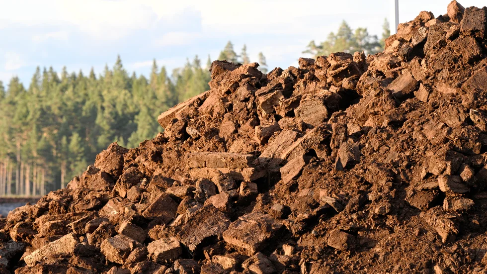 Nu får Ena Energi även elda med torv i kraftvärmeverket.
Bilden är från Hällarydsmossen, en tovtäkt utanför Stockaryd.
 