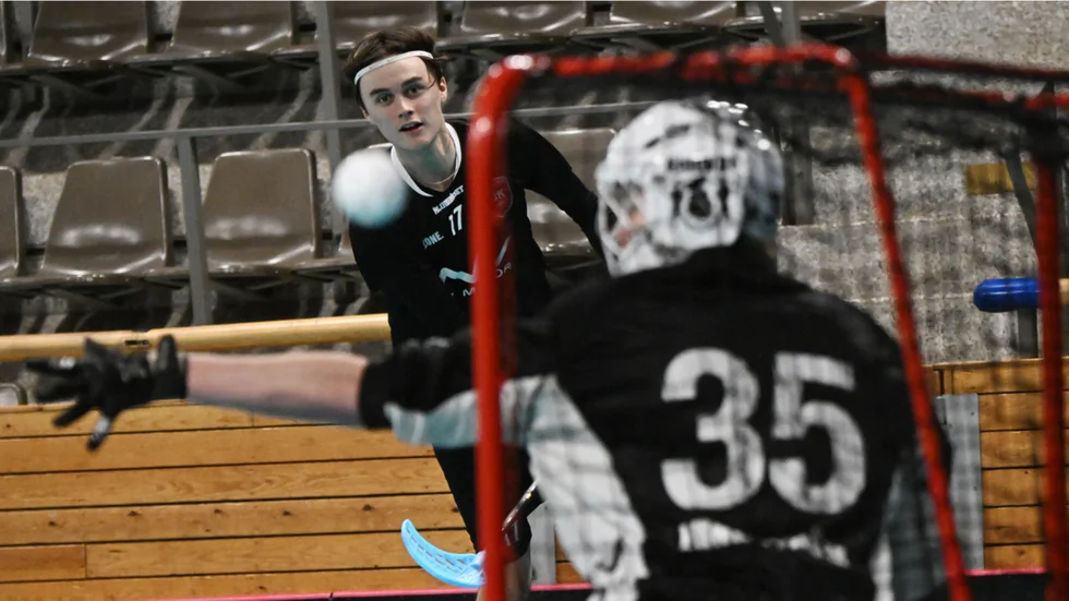 Alex Holmberg gjorde två mål när Skellefteå IBK vann med 7–6 efter ett övertidsavgörande mot Timrå IBC.
