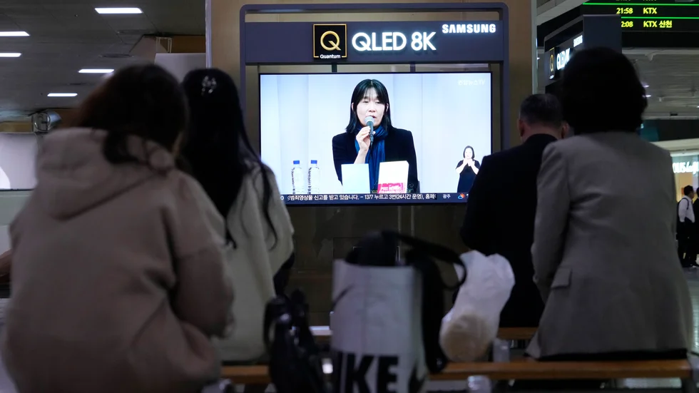 En tv-skärm visar Nobelprisvinnaren Han Kang på en järnvägsstation i Seoul på torsdagen.