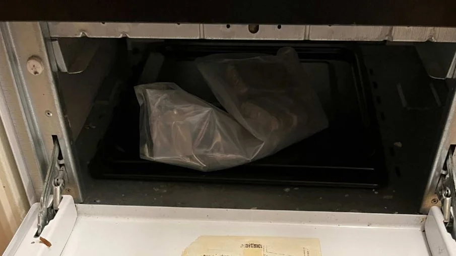 Vid husrannsakan påträffade polisen två haschkakor i spisen. 