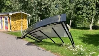 Sabotaget är omfattande på rastplatserna i Kungs Norrby. Få rastplatser har varit lika utsatta för återkommande och kraftigt sabotage som dessa två i båda riktningarna längs riksväg 34.