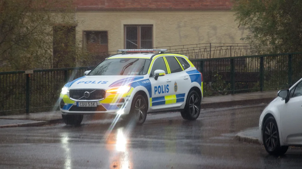 Polis stormade in i mannens familjehem för att gripa honom.