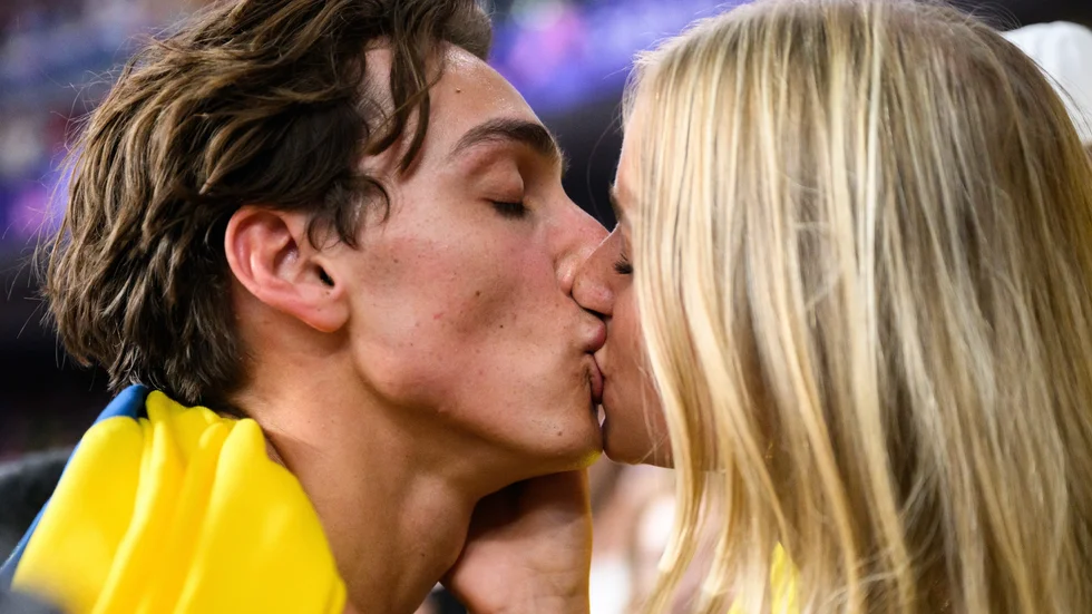 Armand Duplantis har förlovat sig med fästmön Desiré Inglander. Det ska ha ägt rum på en strand i New York.