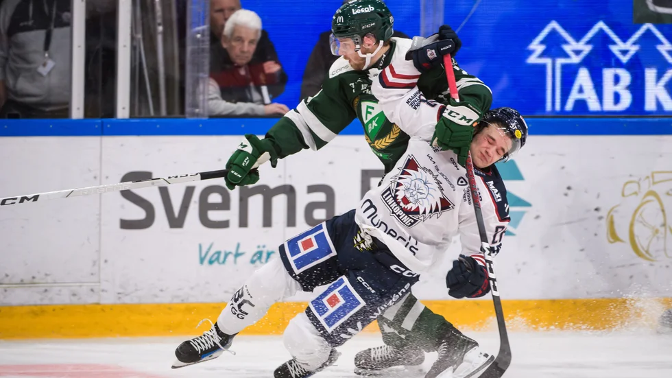 241205 Linköpings Olle Strandell och Färjestads Marcus Westfält under ishockeymatchen i SHL mellan Färjestad och Linköping den 5 december 2024 i Karlstad. 
Foto: Jeanette Dahlström / BILDBYRÅN / COP 246 / JD0084