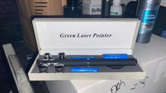 Foto på den beslagtagna laserpekaren. Den hittades i den misstänktes rum.
