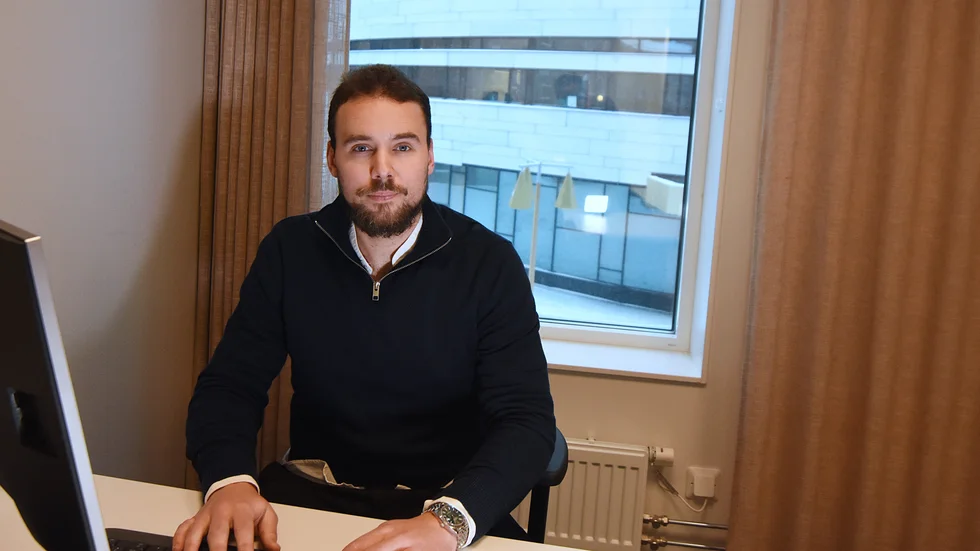 Jacob Hansson Geidon kombinerar hockeyn med sitt jobb på en av Kirunas banker. "För de absolut flesta är det en förutsättning att jobba"
