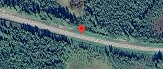 Stillastående lastbil på väg 356 – ett körfält blockerat