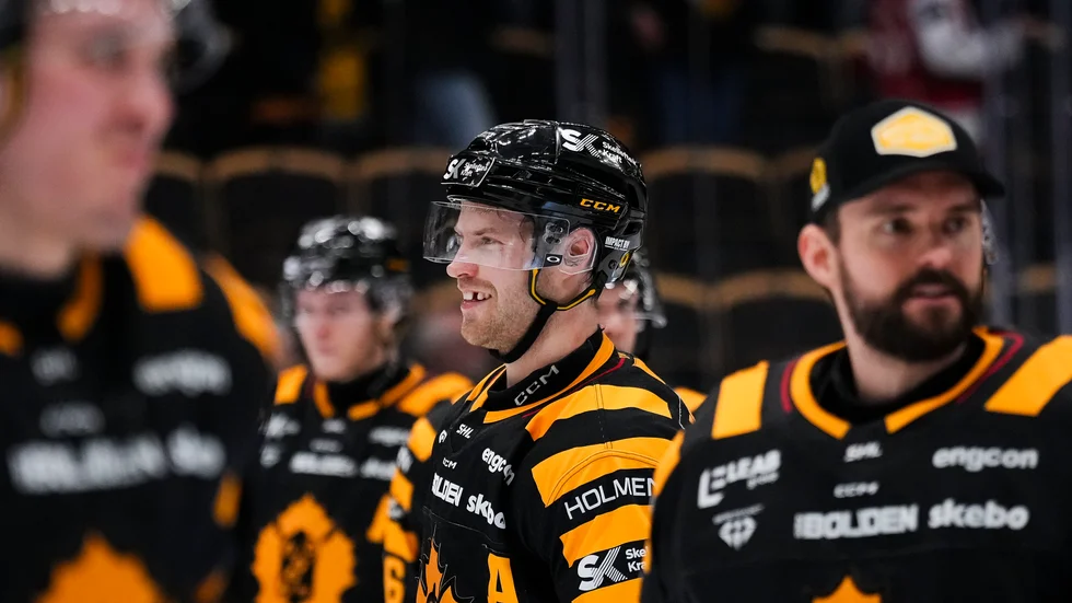 Oscar Lindberg jublar ikapp med laget efter segern mot Timrå. 