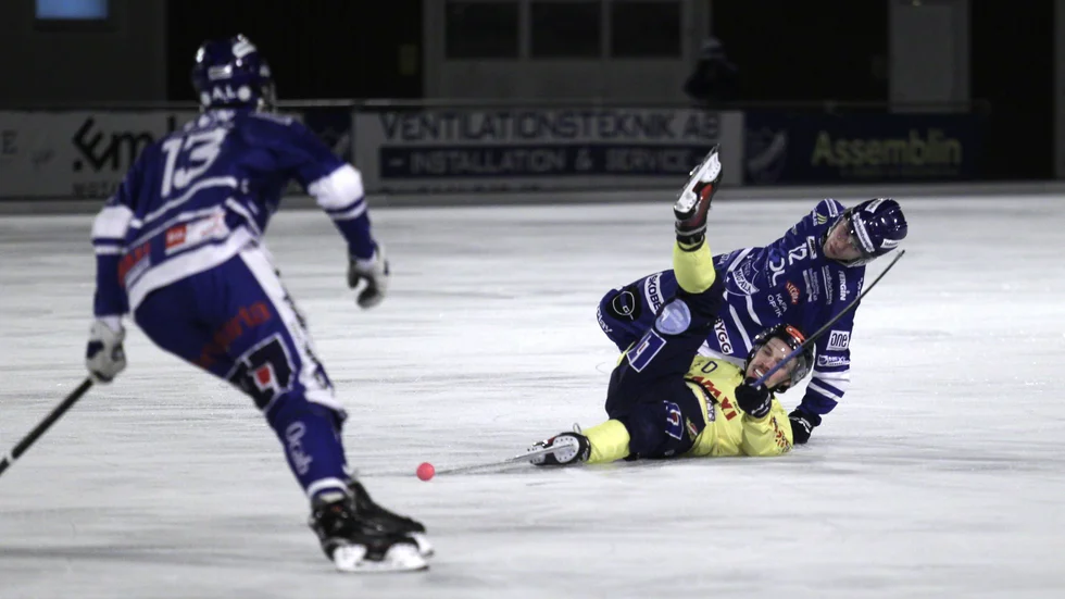 IFK Motalas outtröttlige Filip Påhlson vinner en närkamp mot en Falunspelare. Adam Andersson Lönn ser på. Hela IFK Motala gjorde en bra insats och 5-3-segern var en fjäder i hatten. Kvalet är inte kört än.