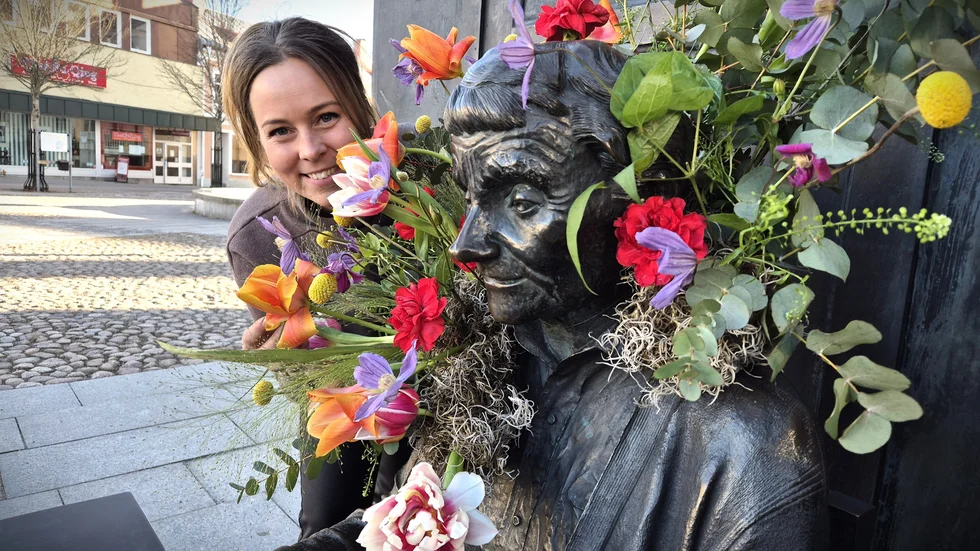 Klara Kågefors tog saken i egna händer när hon förstod att Interflora inte längre går ut med uppmaning om blomstersmyckningar av kvinnostatyer till butikerna. "Viktigt att uppmärksamma både kvinnan och Astrid."