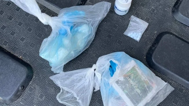 Påsar med pulver hittades i parets bil. 
