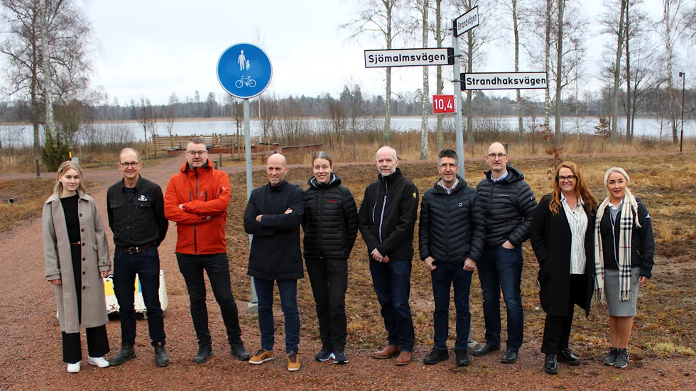 Några av deltagarna i projektet är Patrik Axelsson, Robin Körner, Philip Rüdiger, Martina Alexandersson, Robert Svensson, Sven Lagergren, Benny Isaksson och Tina Bågenhammar. Här står de på Herrstorpet tillsammans med kommunens representanter Felizia Axelsson och Frederika Svensson.