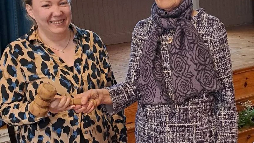 Josefin Pettersson tar över ordförandeklubban av Britt Johansson och föryngrar på posten. 