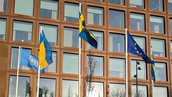 FN-flaggan, ukrainska flaggan, svenska flaggan och EU-flaggan vajar i vinden utanför kommunhuset på måndagen.