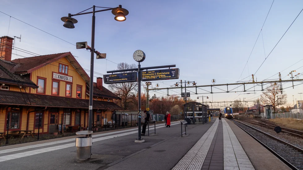 Flera villor kan behöva rivas, något som UNT har rapporterat tidigare, men även flera äldre byggnader i Knivsta centrum är i farozonen när fyrspåret ska byggas. Bland andra det gula stationshuset som i dag används som pub.