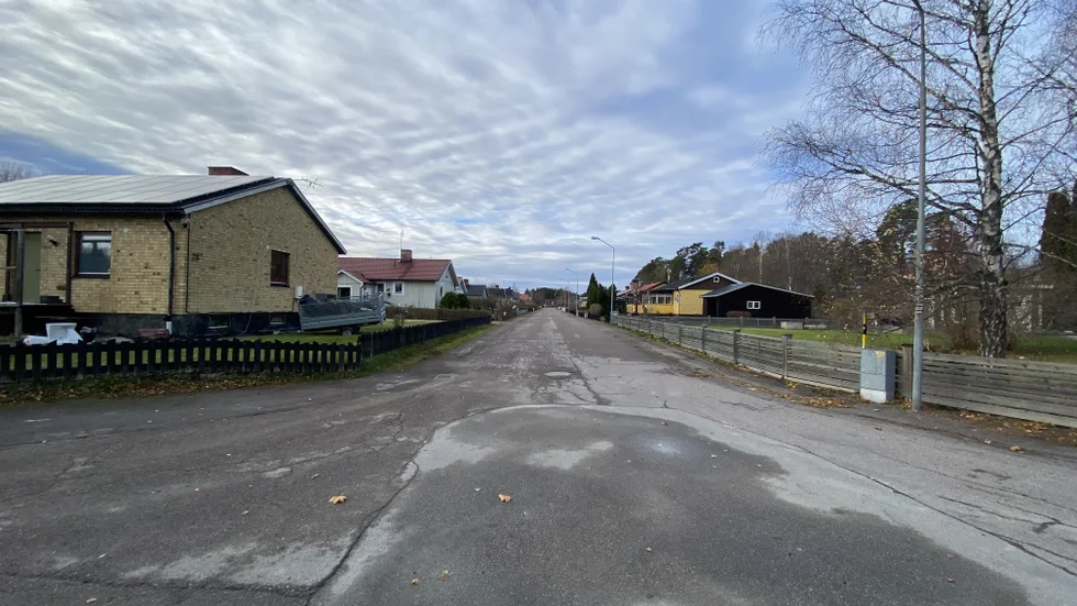 Här är Torngatan i Gimo där Kerstin Söderberg bor. Det gula tegelhuset till vänster är där hon bor.