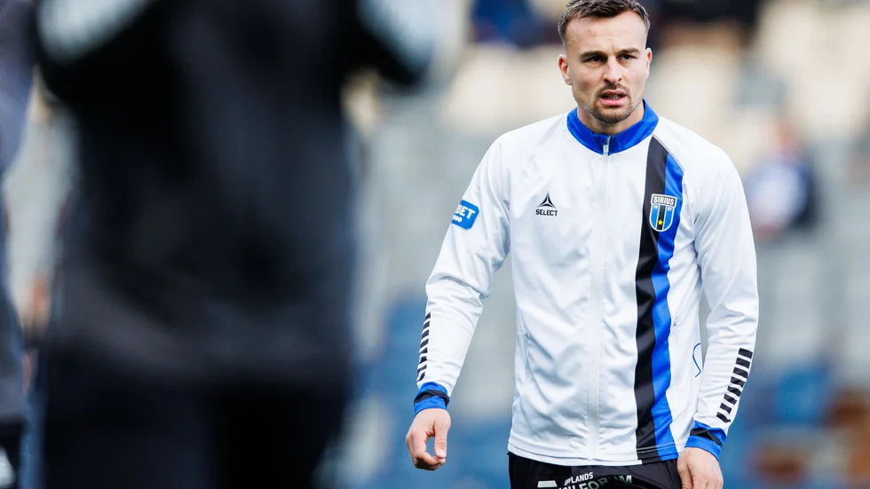 Siriuskaptenen Henrik Rönnlöf Castegren åker med laget till Göteborg för säsongens sista match. Frågan är vad som händer nästa säsong med försvararen?