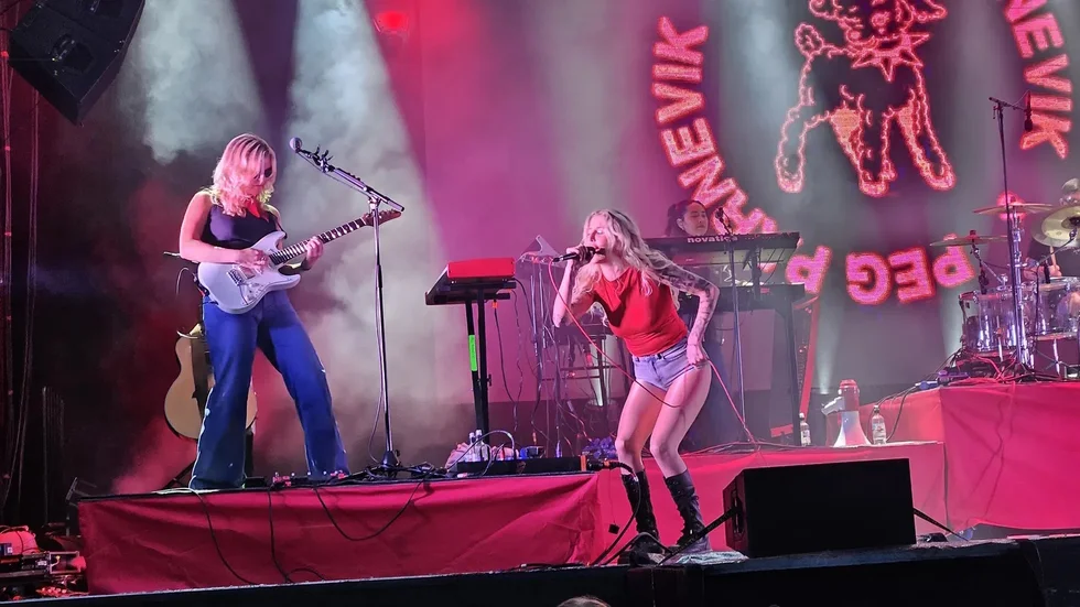 Peg Parnevik på scenen under Sommarfest i Strängnäs på Visholmen 2024. Återstår att se vilka som blir årets artister.