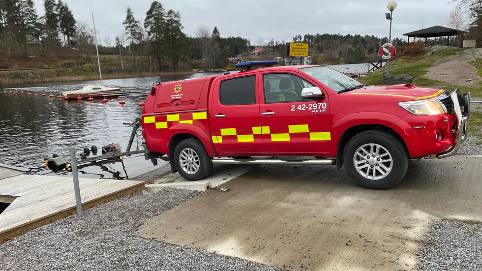 Bild från när räddningstjänsten backade ner sin båt i vattnet i Bestorp.