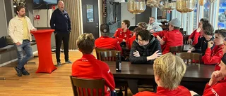 Hockeytalang som hamnade snett föreläste för VIK-juniorerna