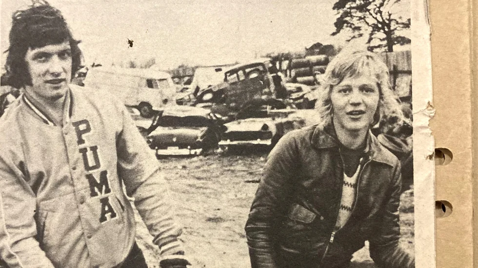 Owe Järlö hade en reklamoverall när han började som fritidsledare och så kom ungdomsgården att heta, "Pålitlig ungdom med attityd". På bilden också Lennart Othberg när de letar detaljer på en bilskrot för att inreda gården.