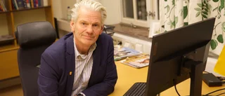 Informerar om äldrevård – med föreningen som polisanmält honom