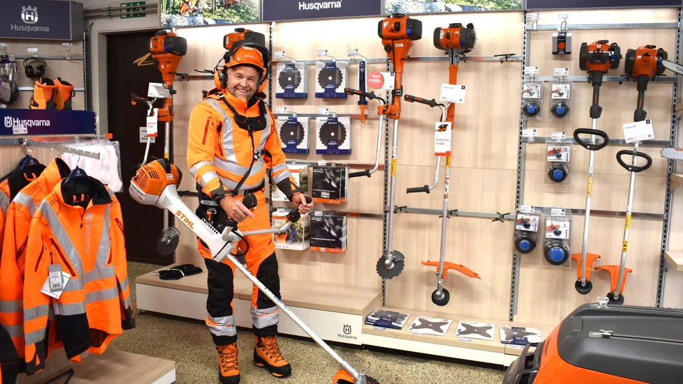 Andreas Jalminger visar röjsågen Stihl FS 460, iklädd Husqvarnas röjbyxor och arbetsjacka med förstärkta knä- och axelpartier för sprutskydd. Kängor med sågskydd från Husqvarna, finns även från Stihl. Hjälm från Stihl. 
