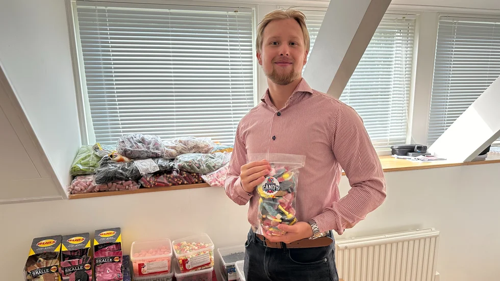 Att godiset håller sig färskt är inga problem, menar Jesper Karlsson. "Jag använder en maskin som silar påsen. Nästan som vakuum. Det gör att godiset inte tappar sin hållbarhet och exponerar ingen luft", säger han.