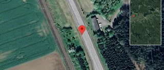 Stillastående lastbil på väg 50 — problem i trafiken