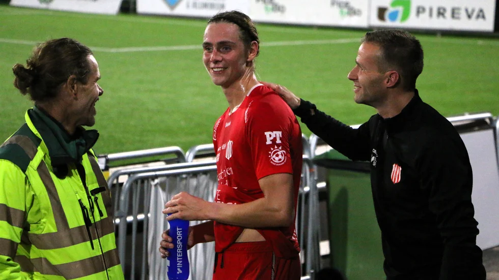 Ruben Andersson var tillbaka på fotbollsplan efter två års frånvaro på grund av skador. Här tillsammans med pappa Torbjörn (till vänster) och Piteå IF:s sportchef Johan Norberg.