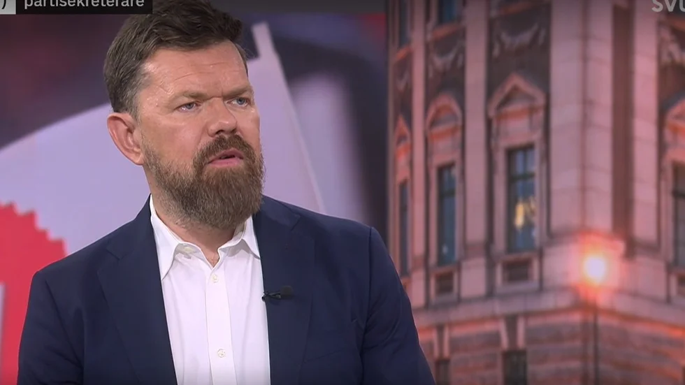 Aron Etzler är partisekreterare för Vänsterpartiet. Han är erfaren och rutinerad efter mer än tolv år i uppdraget. Efter flera veckors ökad uppmärksamhet kring några ledande lokala V-politikers antisemitiska göranden och låtanden på gator och torg och på nätet så tvingas nu Vänsterpartiet att stiga fram på scenen i Aron Etzlers person. 