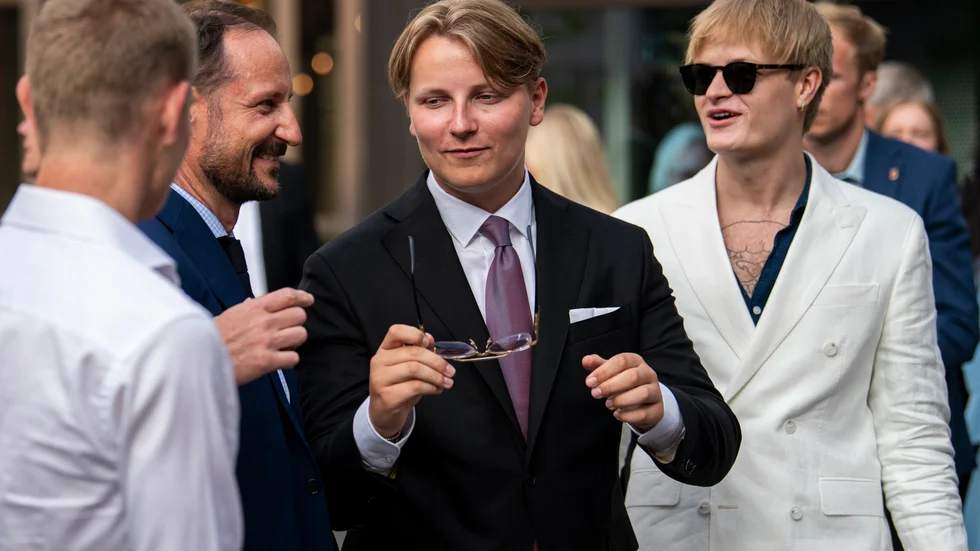 Marius Borg Høiby, till höger i bild, tillsammans med kronprins Haakon och prins Sverre Magnus vid en föreställning på konserthuset i Oslo i juni 2023.