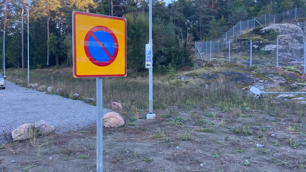 Parkeringsförbud och tillåten parkering. Skyltarna står nära varandra och kan verka förvirrande.
