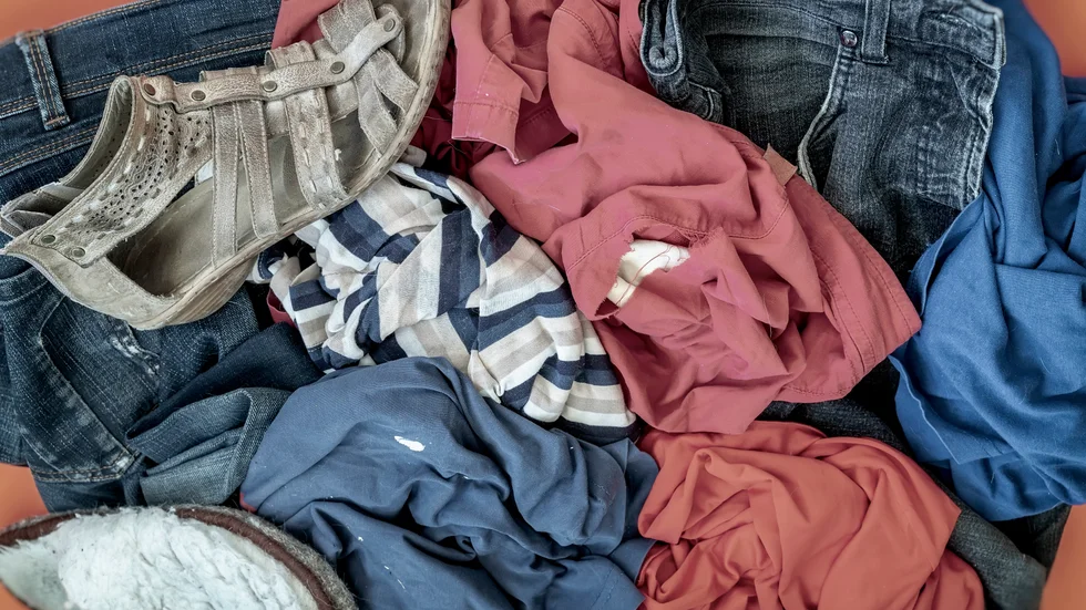 "De stora volymerna av billiga kläder av dålig kvalitet måste ner", skriver 